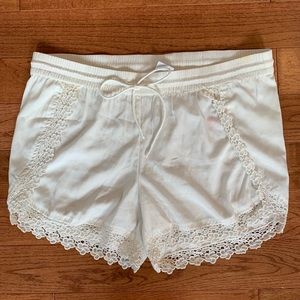 VERO MODA WHITE LACE SHORTS